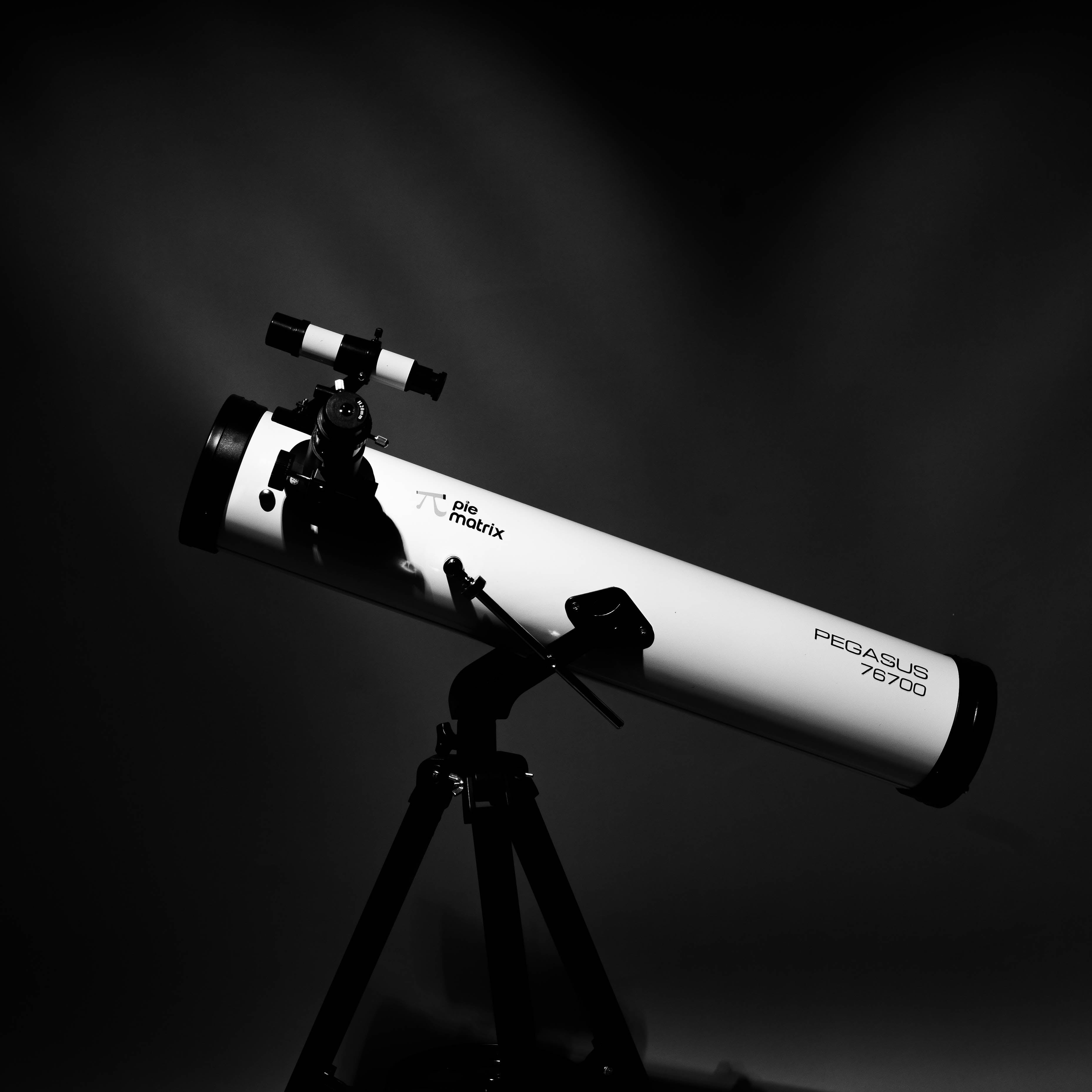 Refractor vs. Reflector telescope: Which One Actually Wins for Deep-Sky Viewing? - Pie Matrix